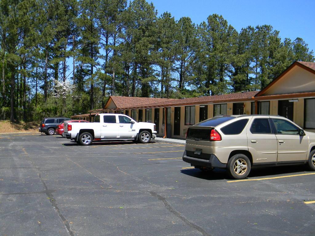 Sleepwell Stockbridge Motel Exterior photo