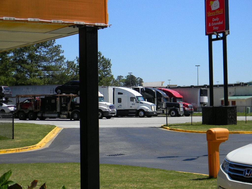 Sleepwell Stockbridge Motel Exterior photo