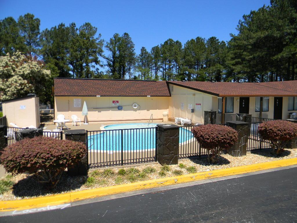 Sleepwell Stockbridge Motel Exterior photo